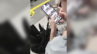 地下鉄駅でのスカートの中と谷間ショット――巨乳と小さな乳首！ ipcam 6 08-020526