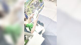 地下鉄駅でのスカートの中と谷間ショット――巨乳と小さな乳首！ ipcam 6 11-020526