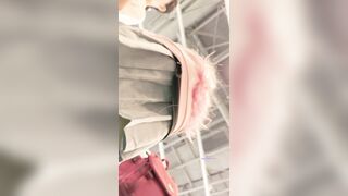 女子高生と親友がクレーンゲームで遊ぶ — 純真で可愛い彼女の白いパンツが、おしっこで黄色く染まる ipcam 1