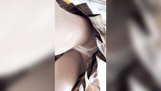 女子高生と親友がクレーンゲームで遊ぶ — 純真で可愛い彼女の白いパンツが、おしっこで黄色く染まる ipcam 3