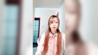まさに衝撃の美女――キャンパス随一の絶世の美少女だ！ ツルツルで愛らしいピンクのマンコ！ 彼女に煽られ、足がガクガクになるまでオナニーさせられ china 1 02-030526