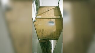 新たに流出した製粉工場のトイレの写真❤️ 「シティ・オブ・ゴッド」シリーズのトイレのパノラマビュー。1つのフレームに複数の人が写っており toilet 01-030526