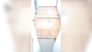 新たに流出した製粉工場のトイレの写真❤️ 「シティ・オブ・ゴッド」シリーズのトイレのパノラマビュー。1つのフレームに複数の人が写っており toilet 06-030526