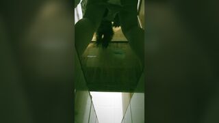 新たに流出した製粉工場のトイレの写真❤️ 「シティ・オブ・ゴッド」シリーズのトイレのパノラマビュー。1つのフレームに複数の人が写っており toilet 15-030526
