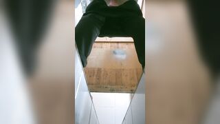新たに流出した製粉工場のトイレの写真❤️ 「シティ・オブ・ゴッド」シリーズのトイレのパノラマビュー。1つのフレームに複数の人が写っており toilet 23-030526
