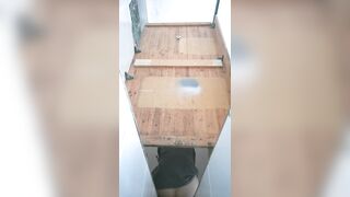 新たに流出した製粉工場のトイレの写真❤️ 「シティ・オブ・ゴッド」シリーズのトイレのパノラマビュー。1つのフレームに複数の人が写っており toilet 54-030526