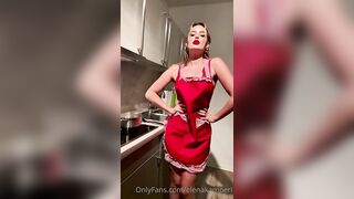 Elena Kamperi Serves Her Figure As A Sexy Cook OnlyFans