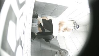 新たに流出した写真❤️ オフィスビルの女性用トイレで排尿している、眼鏡をかけた女性同僚の2つの角度からの盗撮写真。彼女は妊娠数ヶ月のようです ipcam