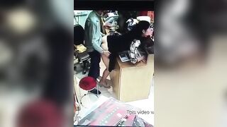 (한국야동) 손님오면 우짤라고 가게에서 떡치는 중년커플 korean porn vip