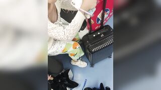 地下鉄駅でのスカート内盗撮：巨乳と小粒乳首の接写（パート2） [オリジナル版] ipcam 1 02-050526