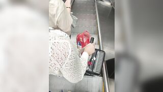 地下鉄駅でのスカート内盗撮：巨乳と小粒乳首の接写（パート2） [オリジナル版] ipcam 1 03-050526