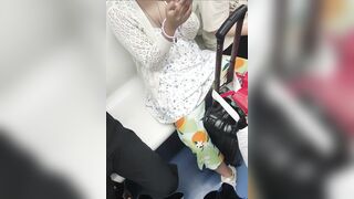 地下鉄駅でのスカート内盗撮：巨乳と小粒乳首の接写（パート2） [オリジナル版] ipcam 1 04-050526