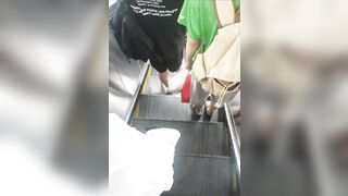 地下鉄駅でのスカート内盗撮：巨乳と小粒乳首の接写（パート2） [オリジナル版] ipcam 1 06-050526