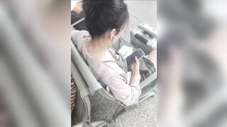 地下鉄駅でのスカート内盗撮：巨乳と小粒乳首の接写（パート2） [オリジナル版] ipcam 1 07-050526