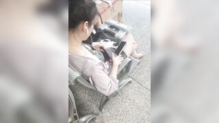地下鉄駅でのスカート内盗撮：巨乳と小粒乳首の接写（パート2） [オリジナル版] ipcam 1 10-050526