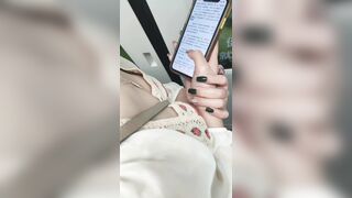 地下鉄駅でのスカート内盗撮：巨乳と小粒乳首の接写（パート2） [オリジナル版] ipcam 1 11-050526
