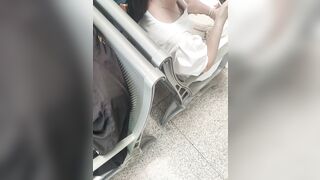 地下鉄駅でのスカート内盗撮：巨乳と小粒乳首の接写（パート2） [オリジナル版] ipcam 2 03-050526
