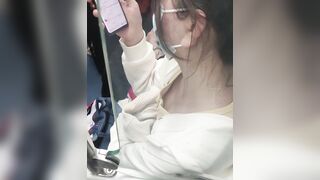 地下鉄駅でのスカート内盗撮：巨乳と小粒乳首の接写（パート2） [オリジナル版] ipcam 2 06-050526