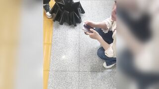 地下鉄駅でのスカート内盗撮：巨乳と小粒乳首の接写（パート2） [オリジナル版] ipcam 2 07-050526