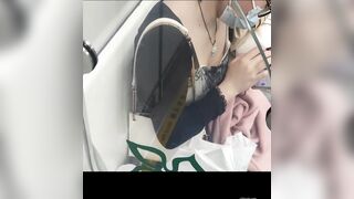 地下鉄駅でのスカート内盗撮：巨乳と小粒乳首の接写（パート2） [オリジナル版] ipcam 2 09-050526