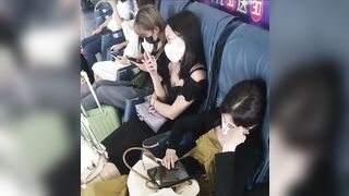 地下鉄駅でのスカート内盗撮：巨乳と小粒乳首の接写（パート2） [オリジナル版] ipcam 2 12-050526