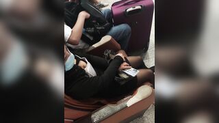 地下鉄駅でのスカート内盗撮：巨乳と小粒乳首の接写（パート2） [オリジナル版] ipcam 3 07-050526