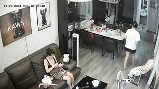 息をのむほど美しい若き母親、母乳を搾乳中 —— 溢れんばかりの母乳 ipcam (9)