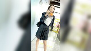 【KFC】学生コスプレイヤーが罠に掛かる――隠しカメラの上に座り、脚を広げて赤い下着を露わに ipcam 2