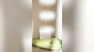女子大生【リトル・フィッシュ・ベイビー】— 超若くてピュア：寮部屋での自慰ショー（アダルトグッズ＆「ロータス」騎乗あり） china 1 02-090526