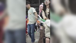 赤いスパゲッティストラップのドレスをまとった美しいコスプレイヤー――金髪で、形の良いヒップと、うっすらと透けて見えるレースのランジェリーが ipcam 2