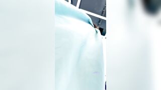 ウェディングドレスを着た美しい女性と、彼女の好色な恋人。ドレスは彼女のお尻を覆っているので、彼女は自信満々に着こなし、セクシーでタイトな ipcam 4