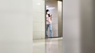 新たに流出した4月の写真：トイレショット❤️ 照明を使った無許可撮影 - うんちやおしっこをする一連の素晴らしい美女たち。 toilet 41-110526
