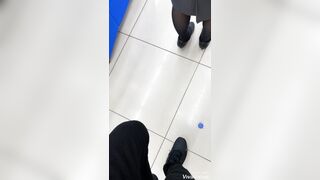 4k-色気っぽいcaさんの純白柄入りパンツをコンビニで2回も逆さ撮り-期間限定 voyeur jp 01-130526