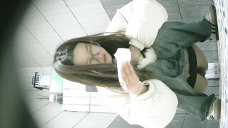 トイレ写真の達人❤️ オフィスビルで用を足す女性同僚の高解像​​度隠し撮り写真。正面と背面の両方から、2つの視点で撮影。毛のない女性同僚と、毛深い toilet