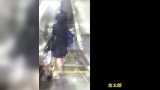 逆さ撮り-撮影の瞬間42美人奥様の肉声会話あり-一緒のお子様とトーク中に青-刺繍付きの高級そうなパンティー激写 voyeur jp 01-160526