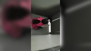 【便器下からの盗撮アングル】ご主人様による自撮り：無理やり広げられた、若く締まったマンコの接写映像――愛液の掻き出し、排便の盗撮 toilet 3 06-160526