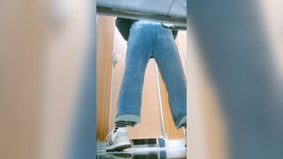 【便器下からの盗撮アングル】ご主人様による自撮り：無理やり広げられた、若く締まったマンコの接写映像――愛液の掻き出し、排便の盗撮  toilet 2