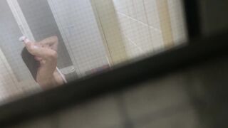可愛いママが大股開き！ハミ出る長めのビラと、モリマンの稜線に沿って流れる陰毛。 voyeur jp 160526