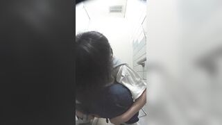 海のトイレを前から撮ってみたら１６大ハプニングなんと携帯中身丸見えヘビう〇こ voyeur jp 160526