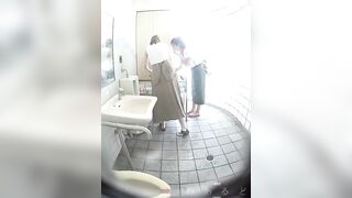 海の家の共用トイレを覗いてみた２長時間ギャルと複数美女多しお着換えおトイレ voyeur jp 160526