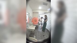 美〇女の若い子の共同トイレを覗いたらお着換えとおしっこまで海の共同トイレを撮ってきました！８ voyeur jp 160526