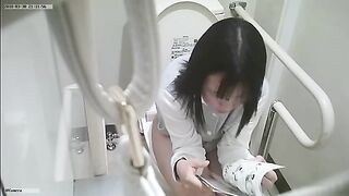 【しー級】②弾 自分からま〇こを近づけてくる女神！トイレ風景 voyeur jp 170526 04