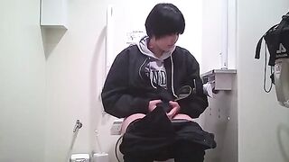 【しー級】パイパン娘もいるトイレ風景 voyeur jp 170526 01