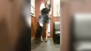 (한국야동) 노래방에서 문고리 잡고 자위하는 또라이 korean porn vip