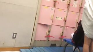 【撮影者は】水泳部更衣室 着替え【同じ部活の娘】 voyeur jp 180526