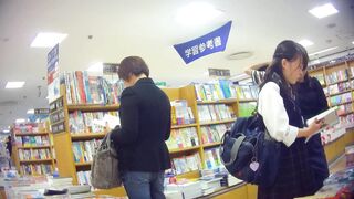 汚パンツ-制服jkパンチラ逆さ撮り04 voyeur jp 01-190526