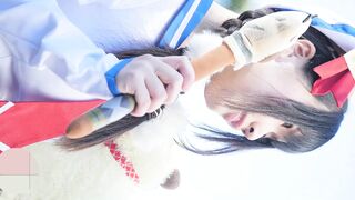 コミックマーケット-コスプレ-グラマラス美人レイヤーさんの-バックアングル-しゃがみ対面縞パンチラ-コミケ voyeur jp 01-210526