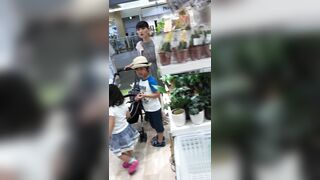２人のママさんの逆さパンチラ動画-静止画-１０４ voyeur jp 03-230526
