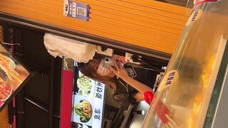 フードコートでこの女の子を追いかけて、黒いドレスを着た彼女を捕まえた！❤️ なんてこった！彼女は下着を着けておらず、毛深いふっくらとした ipcam