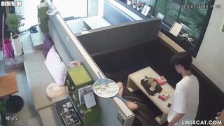 [신작] 그는 여자친구의 성기에 대한 호기심으로 가득 차 있었다. 그는 그녀의 바지 속으로 손을 넣어 외음부를 만지고, 발기한 자신의 성기를 korean porn vip ipcam
